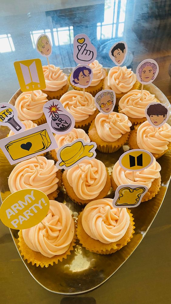 cumpleaños de BTS cupcake